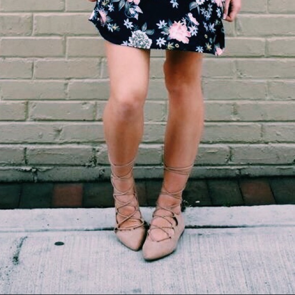 Nine West nude tie/lace up flats w/ pointed toe - Picture 2 of 8